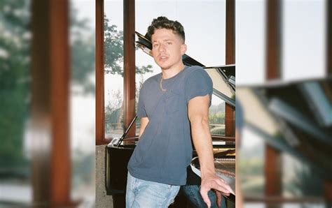 charlie puth sexuality|Charlie Puth says he wrote a song while in the middle。